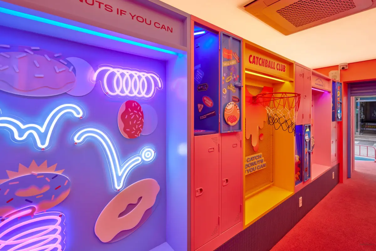 네온 도넛이 빛나는 캐치볼클럽 팝아트 카페